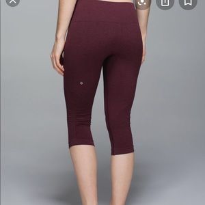 NWOT Lululemon in the flow Crop